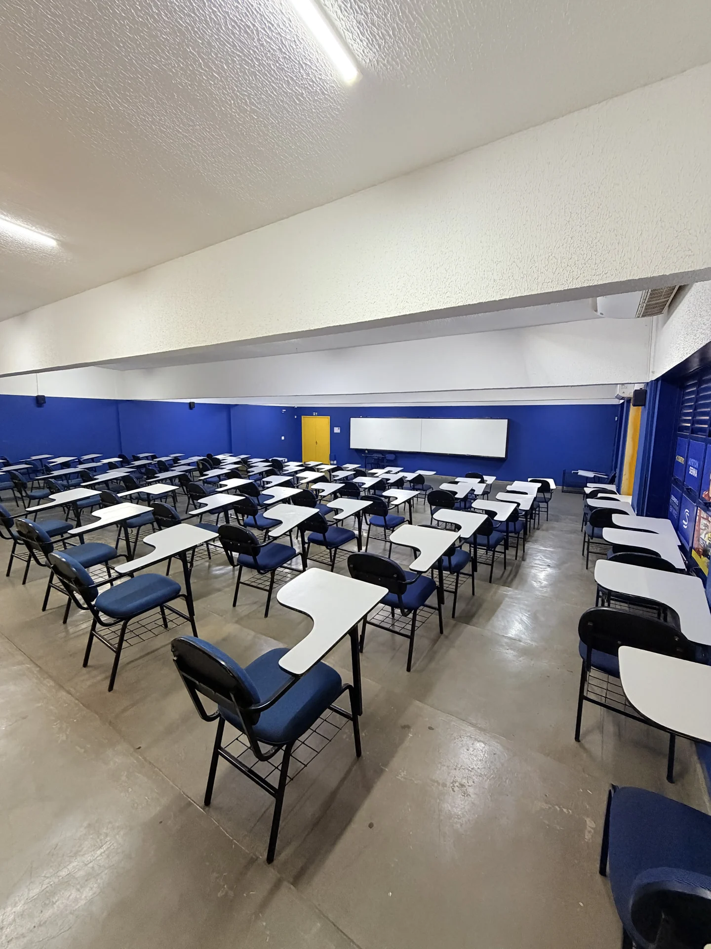 Sala ampla e climatizada do Colégio Objetivo Uberaba