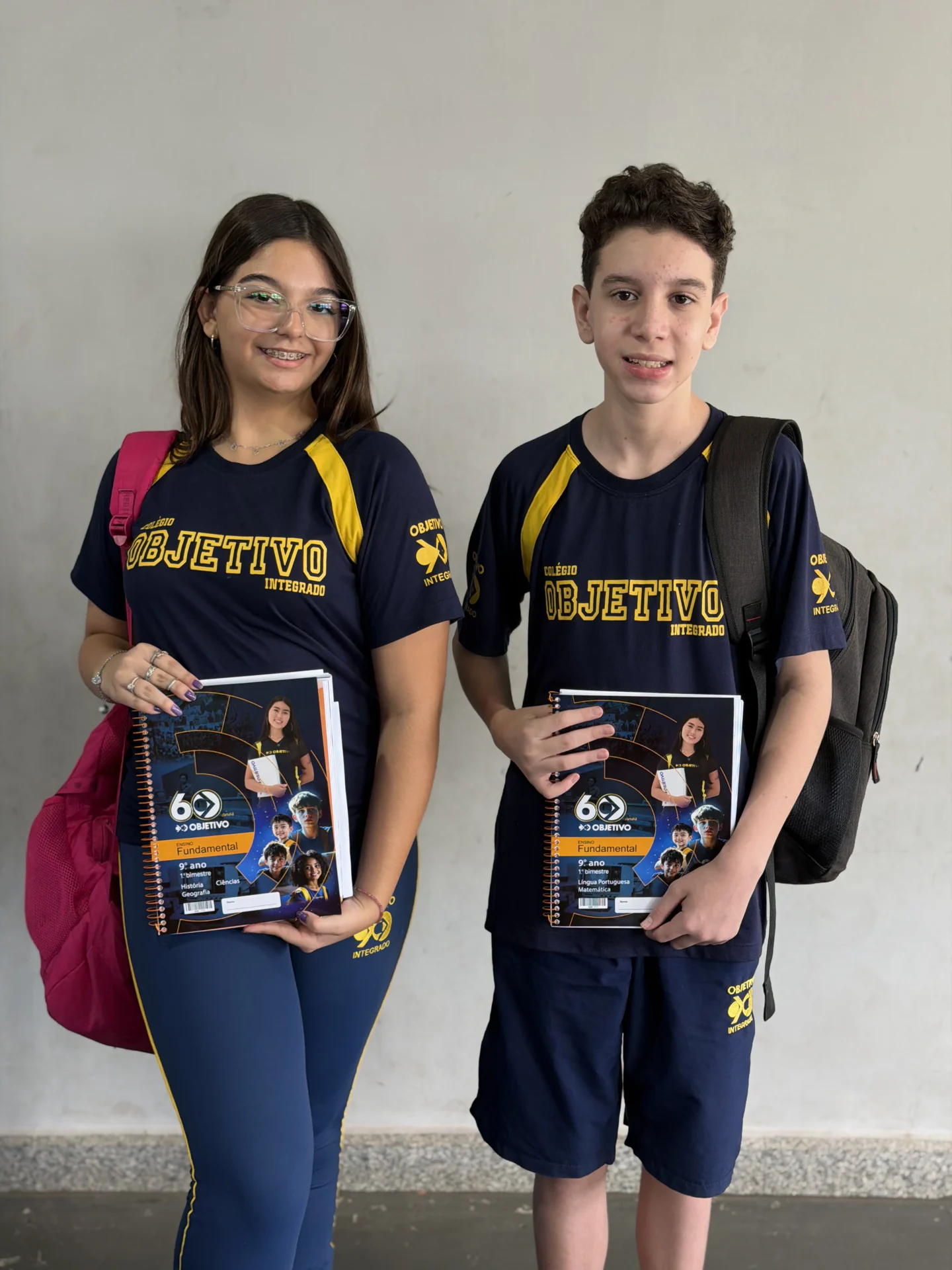Alunos do Ensino Fundamental com o material Objetivo