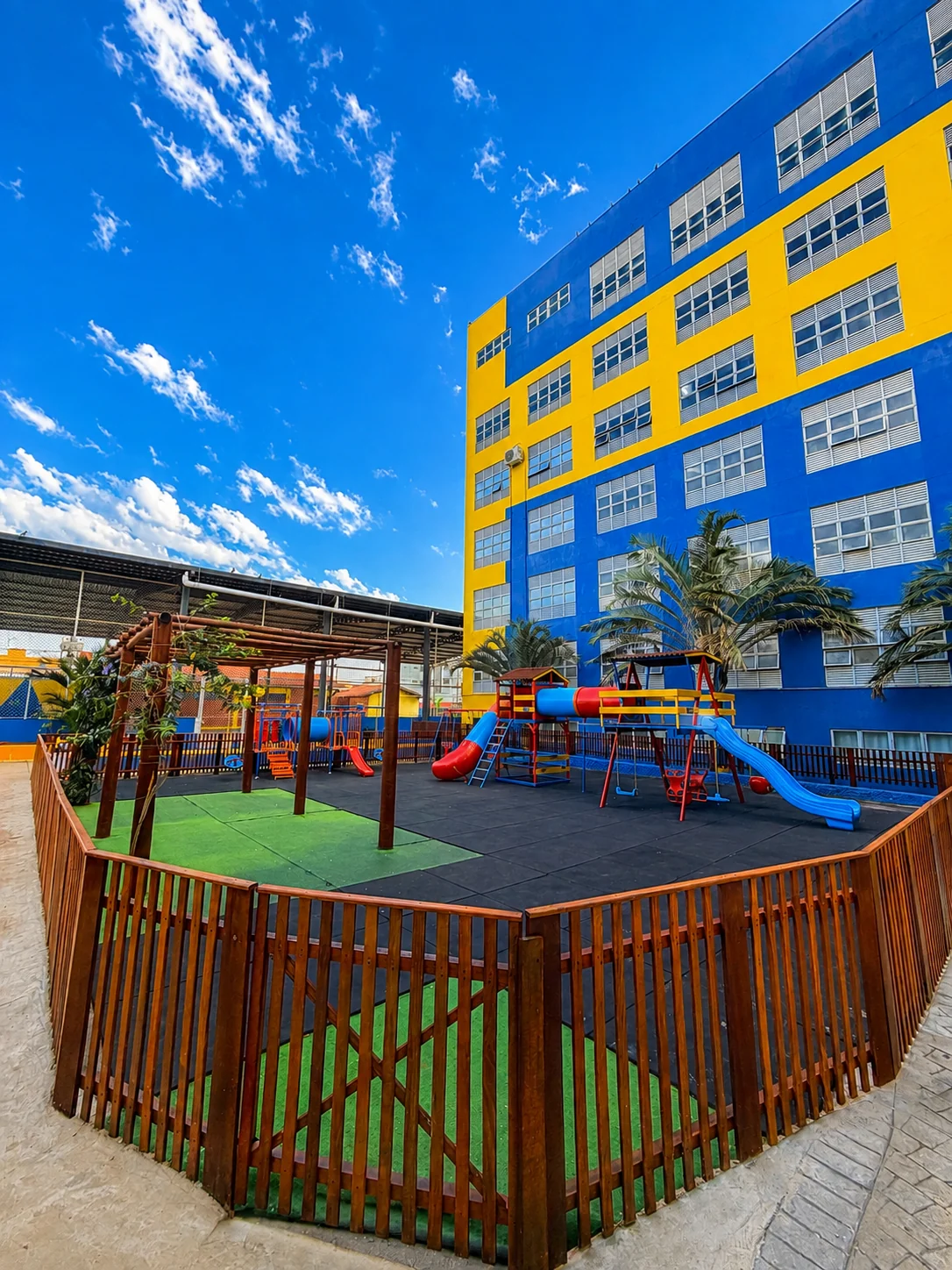 Playground e espaços de convivência do Objetivo Kids