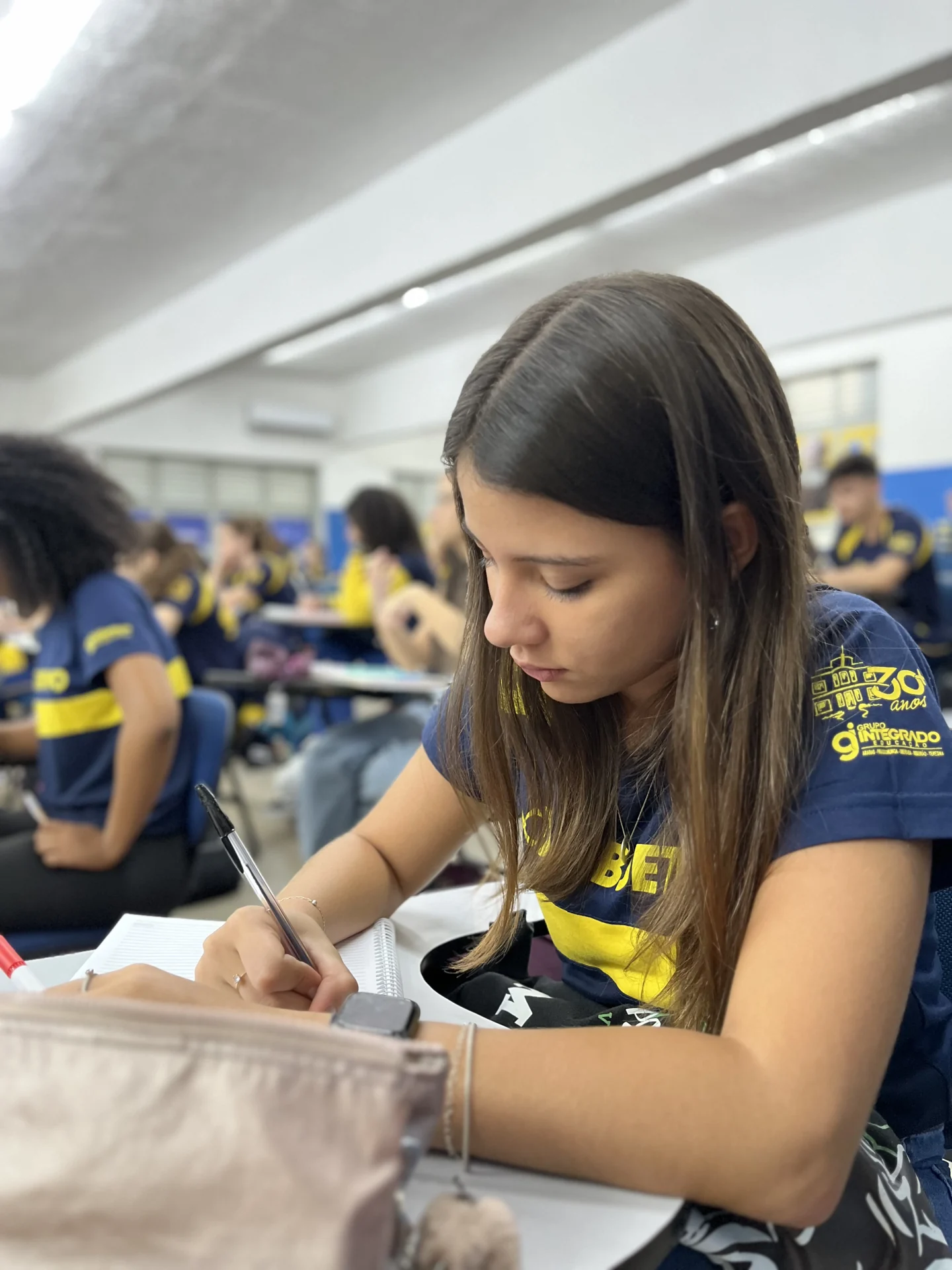 Estudante concentrada nos estudos no Objetivo Uberaba